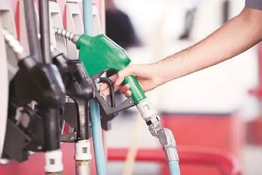 Petrol Diesel Price: सरकार ने एक्साइज ड्यूटी में 8 रुपये की कटौती, डीजल 7 और पेट्रोल हुआ इतना सस्ता